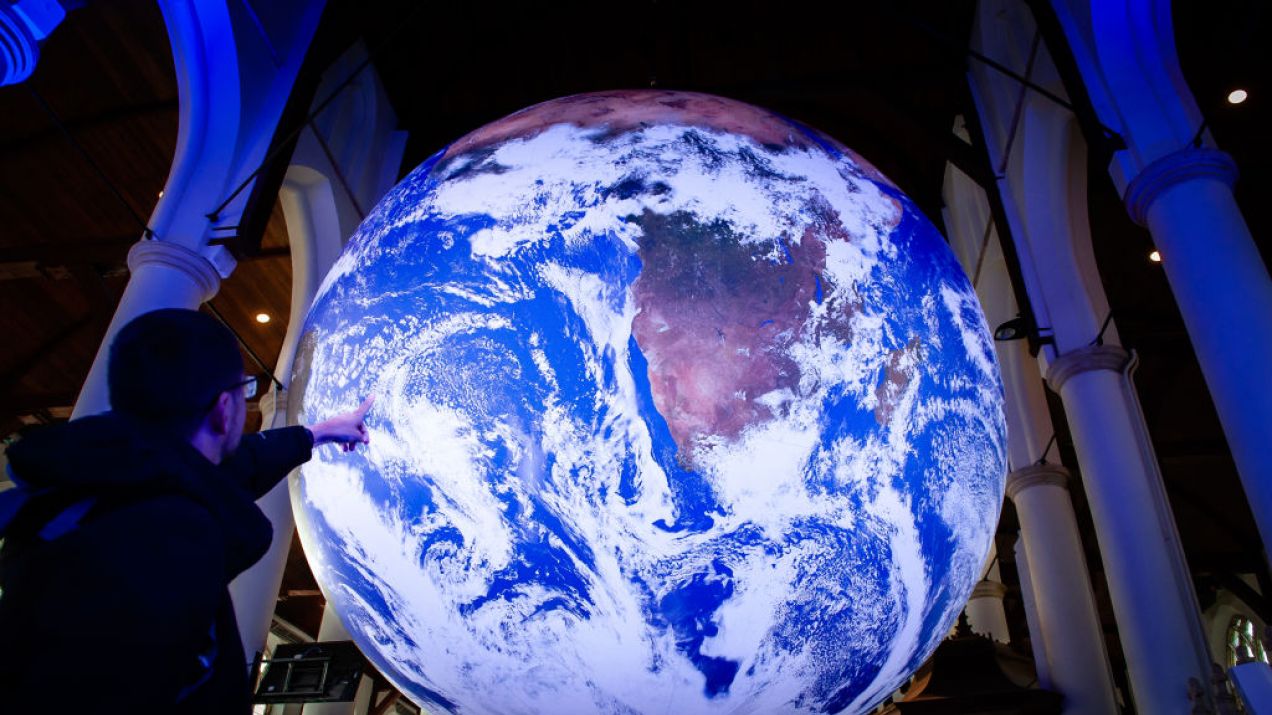 Ziemia ciekawostki. Jak powstała nasza planeta, czemu jest niezwykła i jaki koniec ją czeka? (fot. Ana Fernandez/SOPA Images/LightRocket via Getty Images)