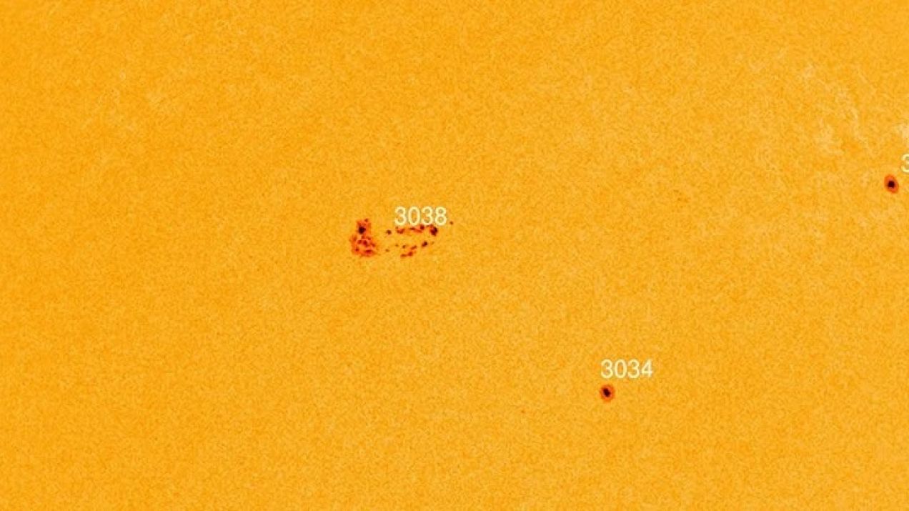 Gigantyczna plama na Słońcu podwoiła swój rozmiar w ciągu zaledwie 24 godzin. Jest skierowana prosto na nas (Fot. SDO/HMI)