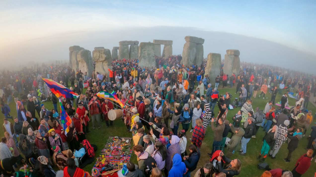 Tysiące ludzi przyjechały pod Stonehenge świętować przesilenie letnie. Wśród nich druidzi i poganie