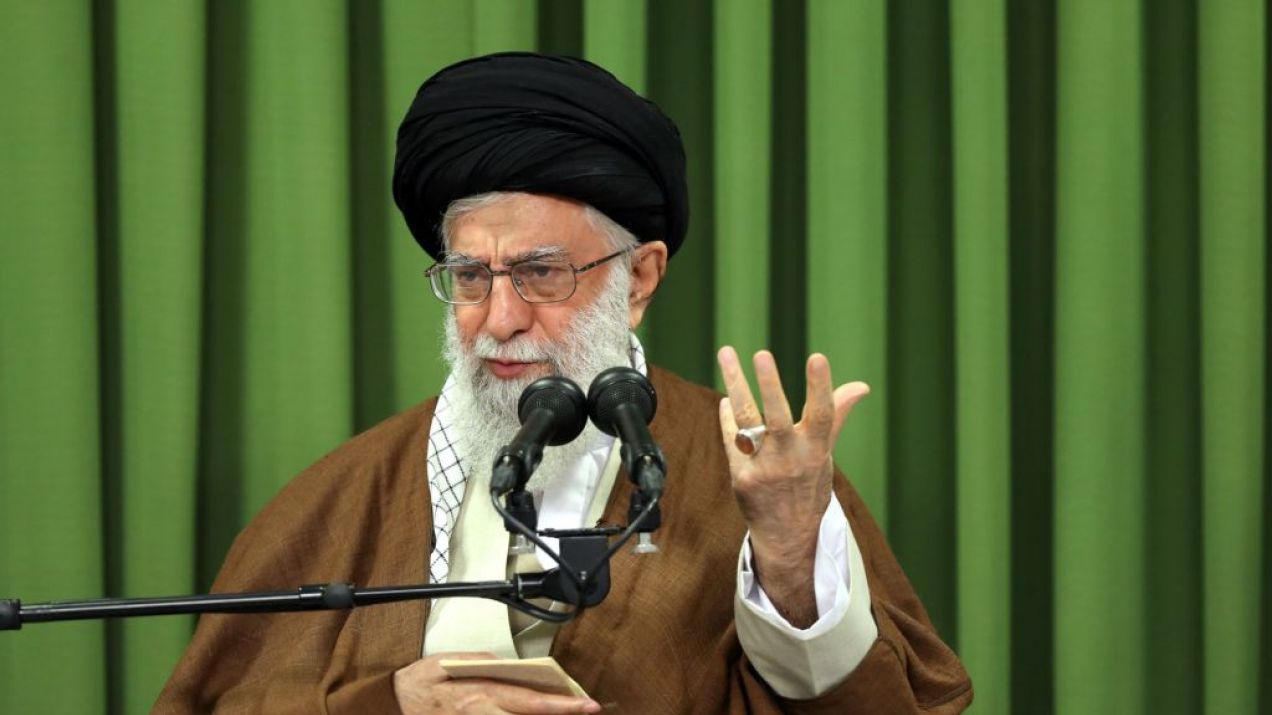 Ali Chamenei, zwany też Ali Khamenei: człowiek, który trzyma w garści Iran (fot. Iranian Leader's Press Office - Handout/Anadolu Agency/Getty Images)
