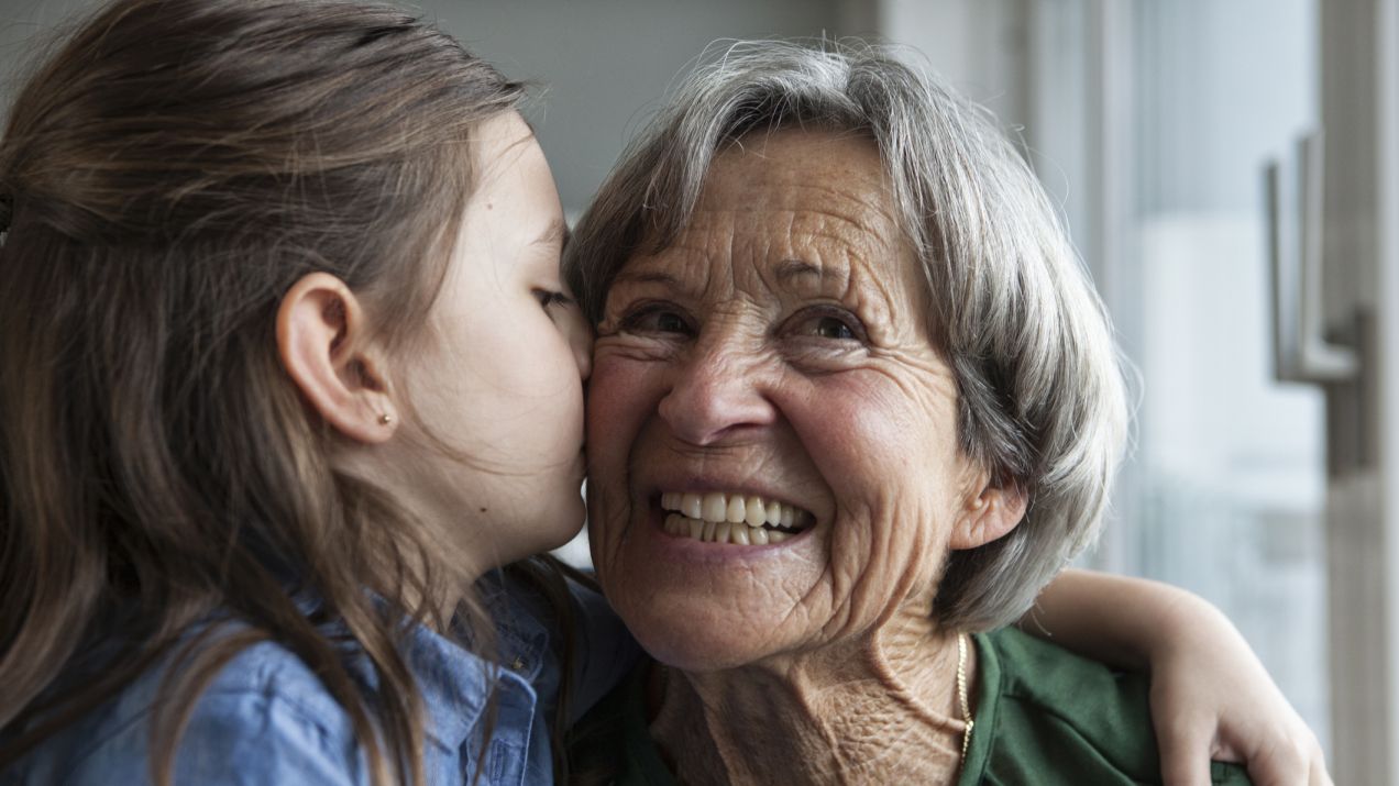 Czy istnienie babć i dziadków zawdzięczamy dwoince rzeżączki? Zaskakująca hipoteza (fot. Getty Images)