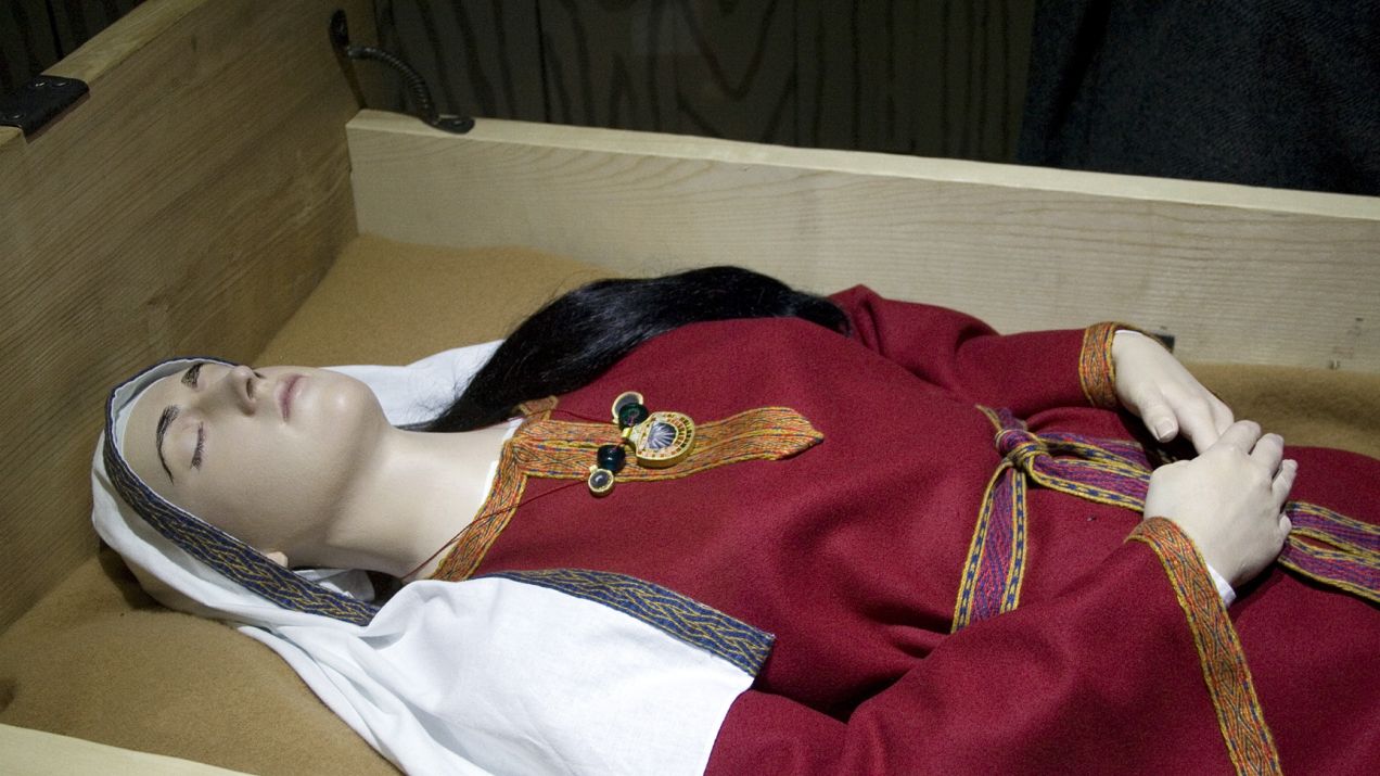 Pogrzeby łóżkowe praktywowano w całej Europie. Dlaczego w Anglii chowano tak tylko kobiety?
