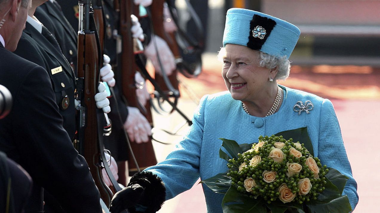 Elżbieta II „opłynęła świat” 42 razy i poznała pół miliona osób. To jednak nie koniec rekordów