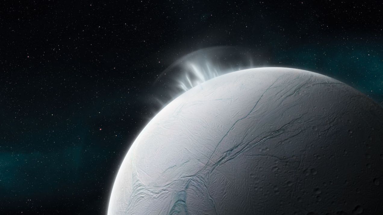 Na księżycu Saturna są wszystkie pierwiastki potrzebne do powstania życia. Jakie tajemnice kryje Enceladus? (fot. Tobias Roetsch/Future Publishing via Getty Images)