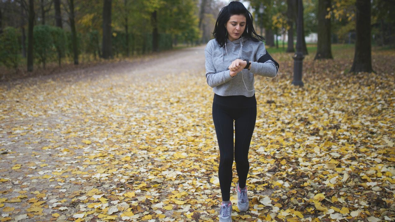 Spacerujesz, nie zachorujesz. Przed jakimi schorzeniami chroni codzienne chodzenie pieszo? (fot. Getty Images)