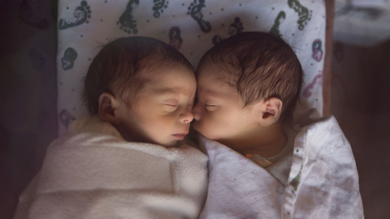 Najstarsza matka na świecie urodziła bliźniaki w wieku „babcinym”. To historia bez happy endu (fot. Getty Images)