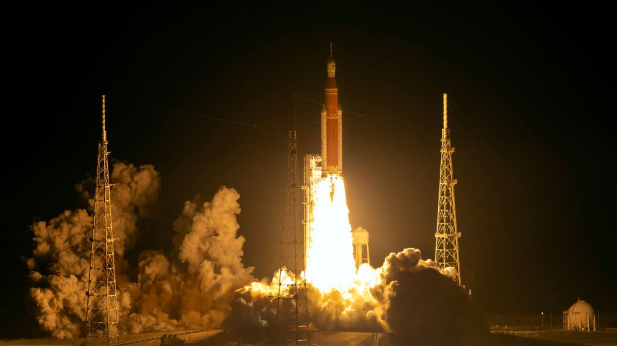 Rakieta SLS w końcu wystartowała i cóż to było za widowisko! Misja Artemis 1 leci na Księżyc (fot. Kevin Dietsch/Getty Images)