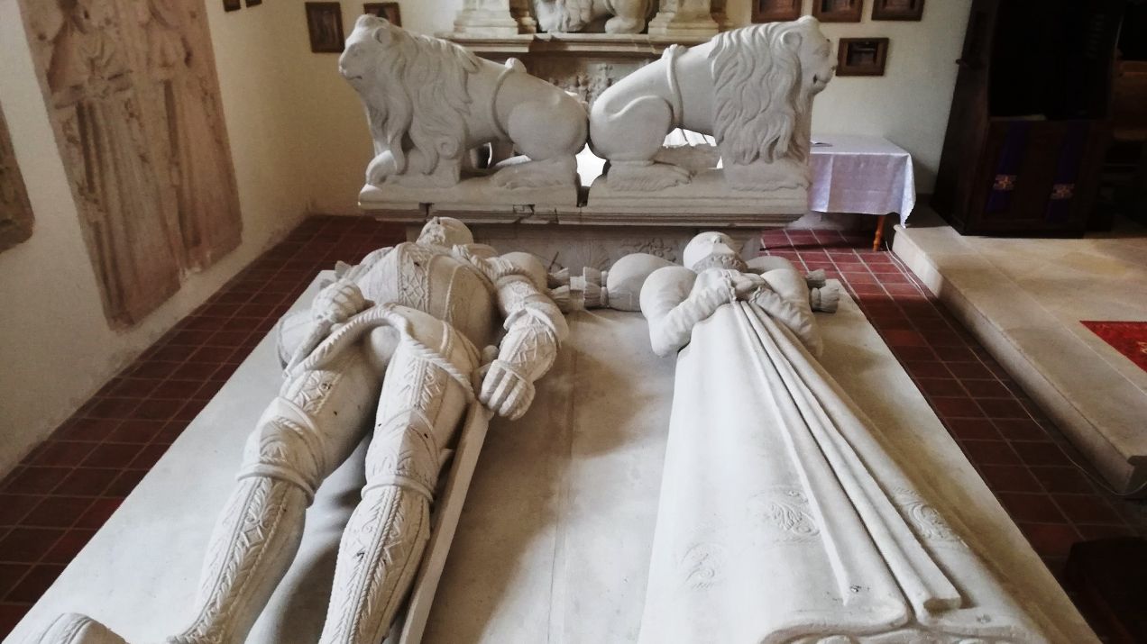 Mauzoleum Schaffgotschów w Raszowie to wyjątkowe miejsce na Śląsku. Tylko tu można zobaczyć takie sarkofagi (fot. Przezal, Wikimedia Commons, CC-BY-SA-4.0)