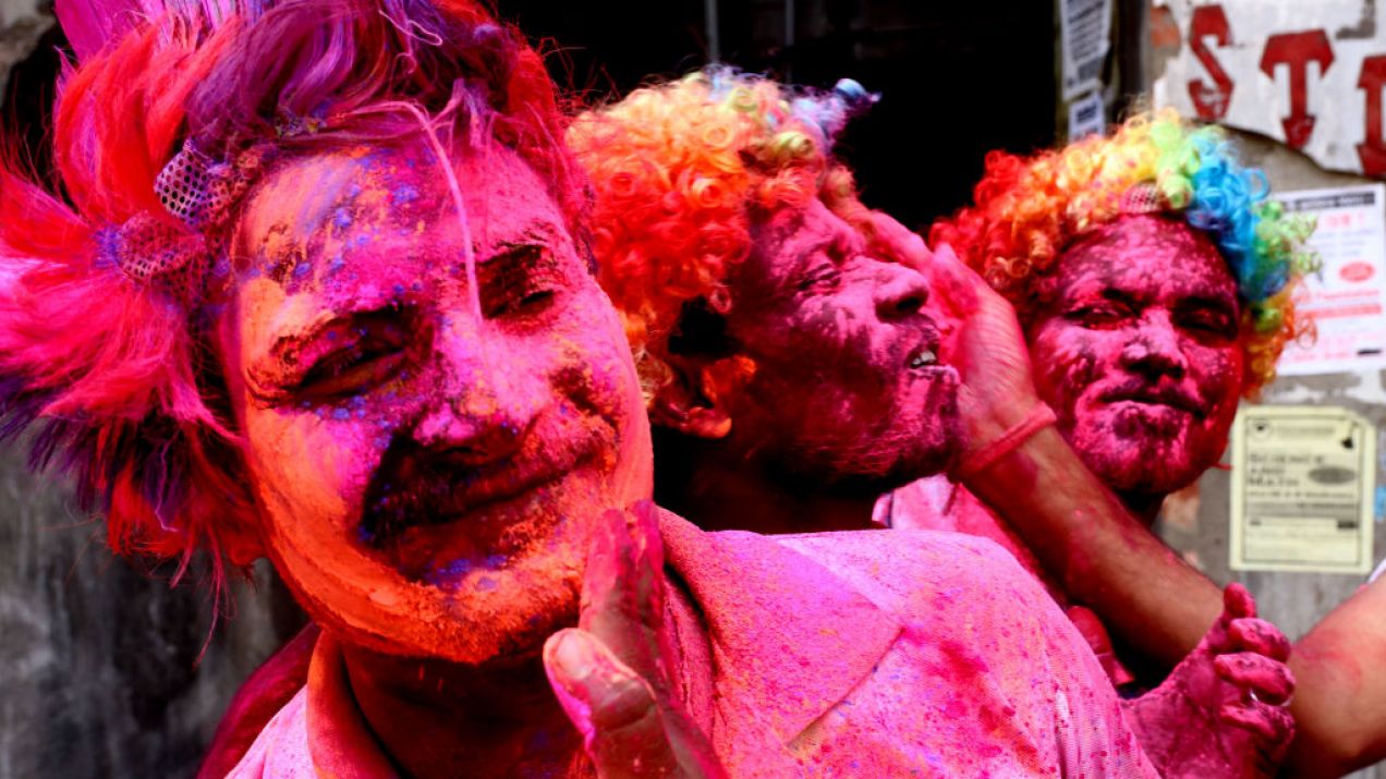 Czym jest Święto Holi i jak obchodzi się festiwal kolorów? (fot.  Debajyoti Chakraborty/NurPhoto via Getty Images)
