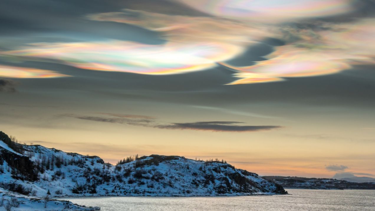 Nad Arktyką pojawiły się tęczowe chmury. To nie zorza polarna