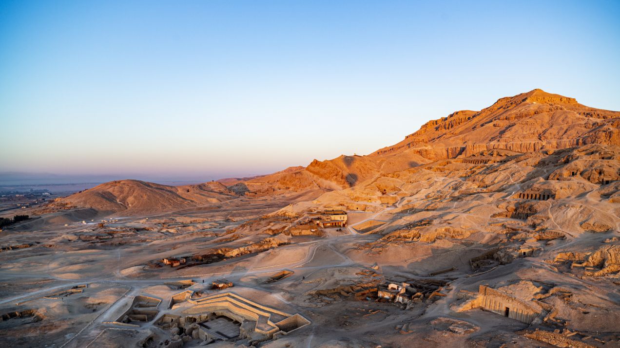 Dolina Królów to wyjątkowe miejsce w Egipcie. Tylko tu można zobaczyć tak wiele grobowców faraonów (fot. Getty Images)