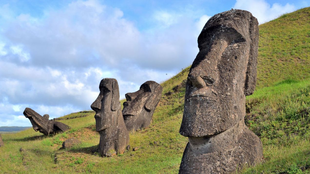 Na Wyspie Wielkanocnej odnaleziono nowy posąg moai. Spędził pod wodą ponad 200 lat (fot. Andia/ Universal Images Group via Getty Images)