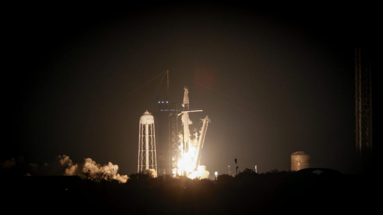 Rakieta SpaceX wyniosła na orbitę kolejną załogę Międzynarodowej Stacji Kosmicznej. Nie obyło się bez problemów (fot. NASA/Frank Michaux)