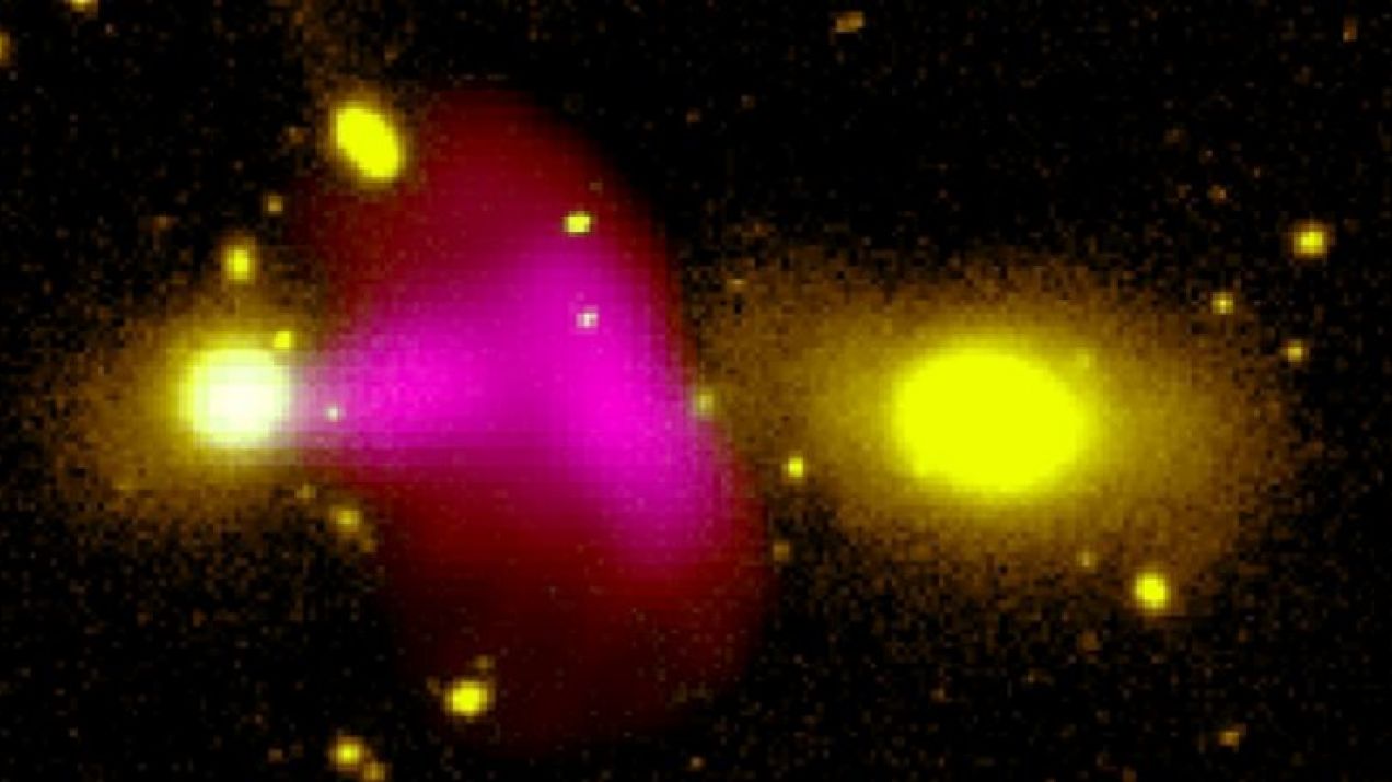 Dziwne zdarzenie w kosmosie: jedna galaktyka strzela w drugą piekielnie gorącą plazmą. Dlaczego? (fot. Ananda Hota, GMRT, CFHT, MeerKAT)