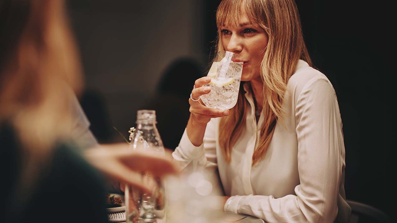 Kobieta pijąca wodę ze szklanki - tytułowa