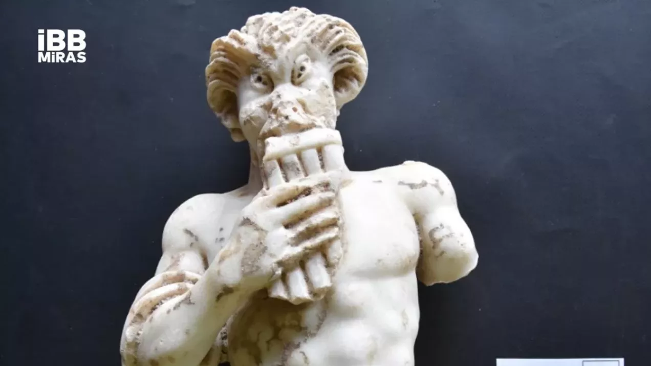 rzeźba greckiego boga