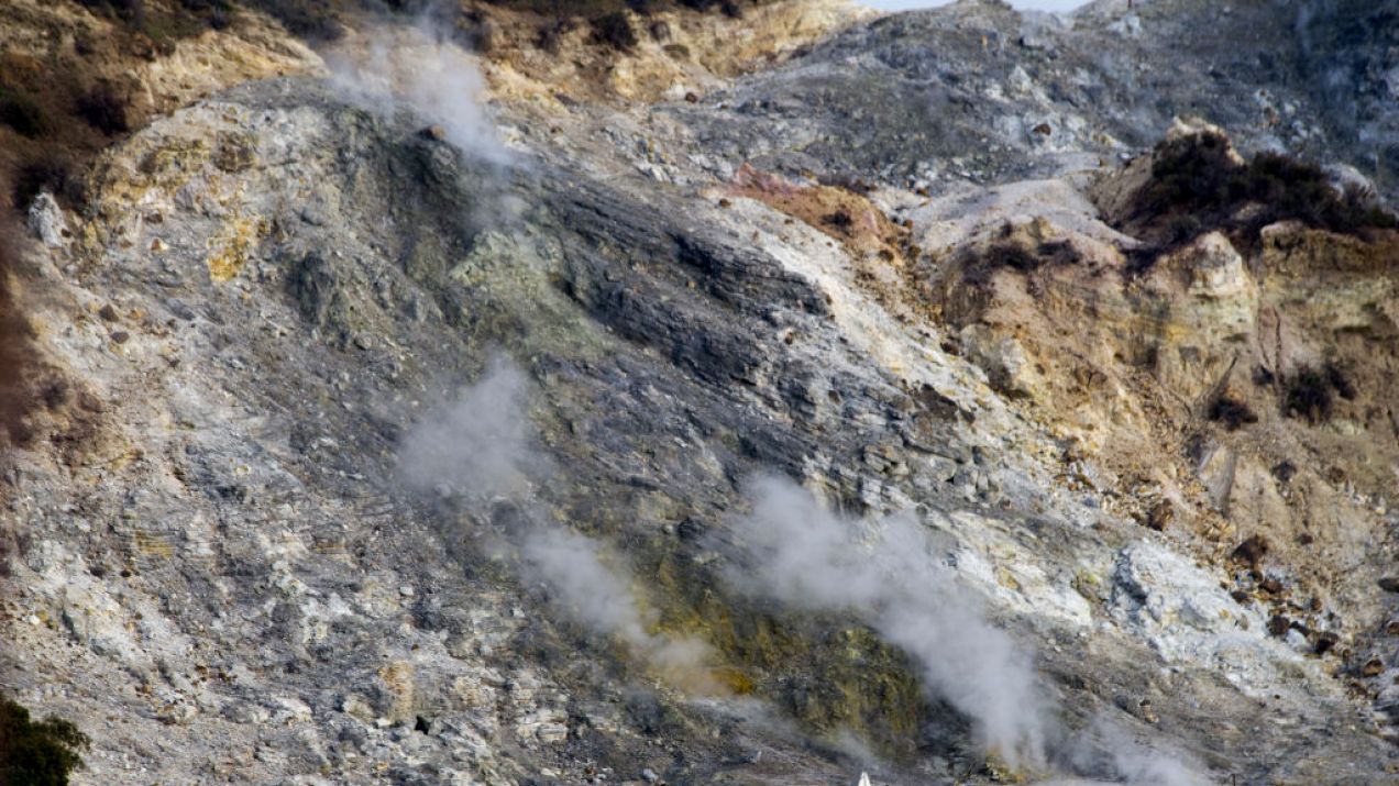 Najgroźniejszy superwulkan Europy jest bliski wybuchu? Naukowcy niepokoi aktywność Campi Flegrei (fot. Vincenzo Izzo/LightRocket via Getty Images)