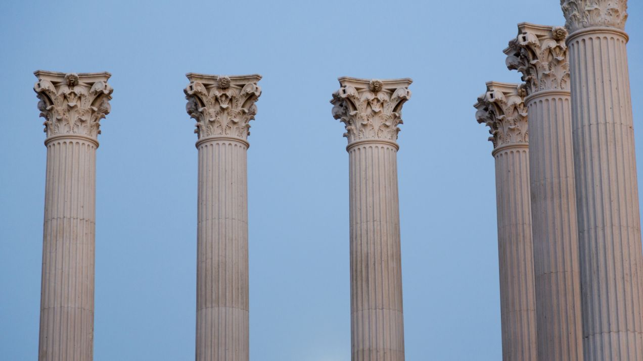 Kolumny korynckie z rzymskiej świątyni w Kordobie (fot. Santiago Urquijo, Getty Images)