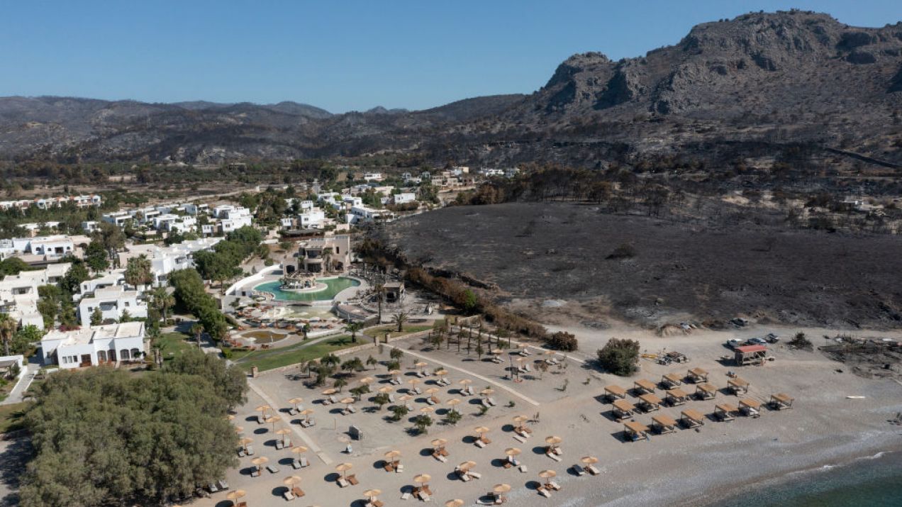 Premier Grecji zapowiedział darmowy pobyt na Rodos dla turystów, którzy musieli opuścić wyspę z powodu pożarów / Fot. Dan Kitwood/Getty Images