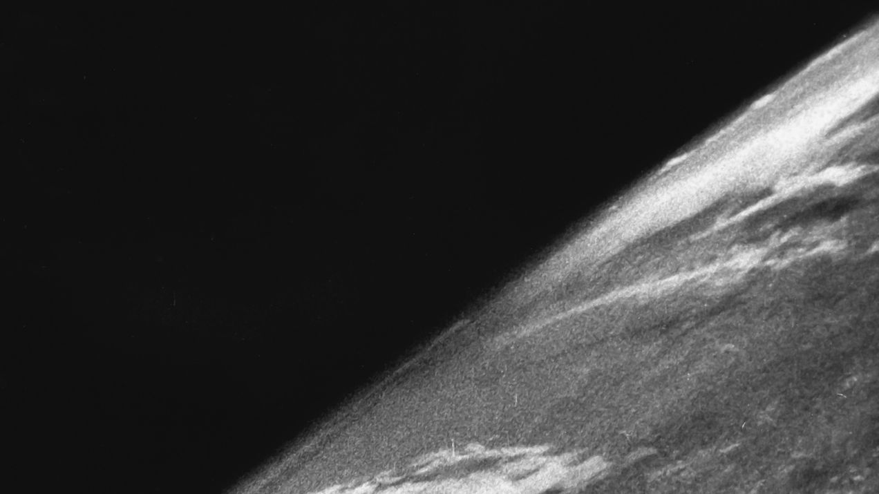 Pierwsze zdjęcie Ziemi z kosmosu – zrobione w 1946 roku przez Amerykanów dzięki niemieckiej rakiecie V2 (fot. U.S. Army, Wikimedia Commons, public domain)