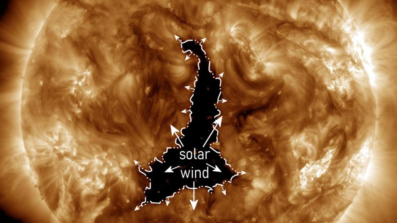 Na Słońcu powstała plama 60 razy większa od Ziemi. Wyrzuca w naszym kierunku strumienie wiatru słonecznego (fot. NASA/SDO/AIA)